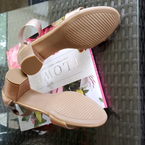 WHITE MOUNTAIN BRONZE SANDALS - Picture 4 of 4